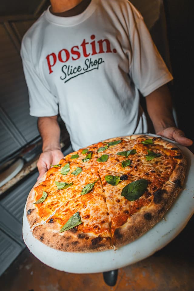 Pizza New York style inteira, recém-saída do forno do Postin Slice Shop
