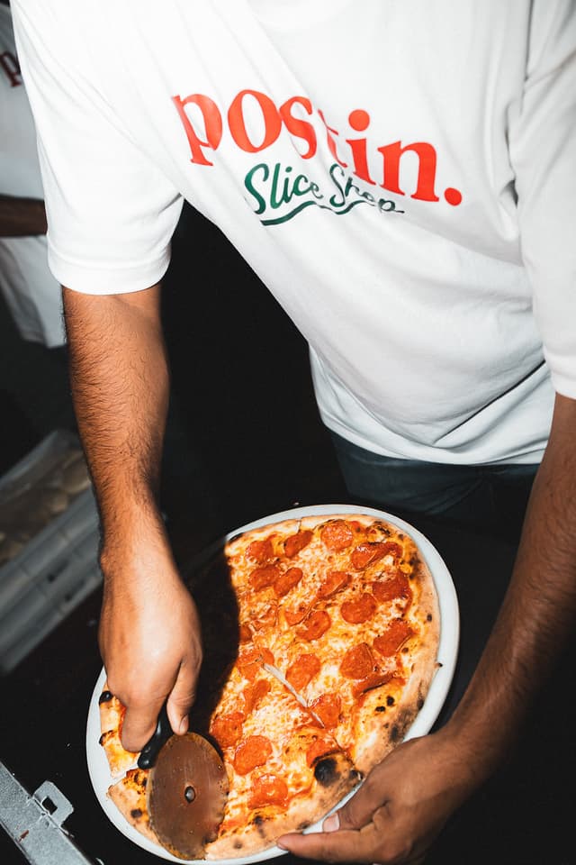 Fatiando uma pizza de pepperoni no Postin Slice Shop