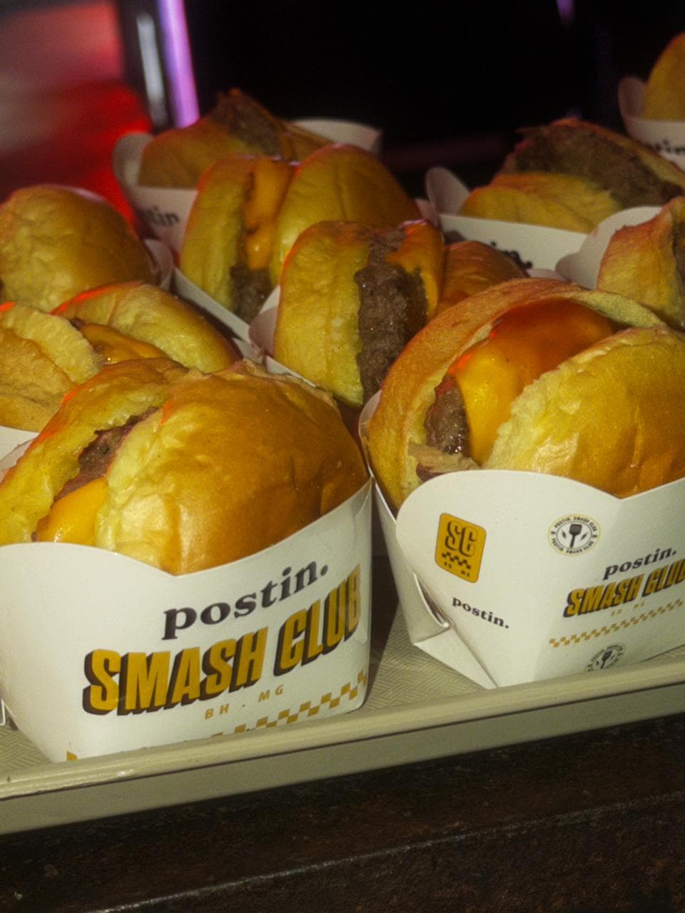 Cheeseburgers do Postin Smash Club nas embalagens da marca